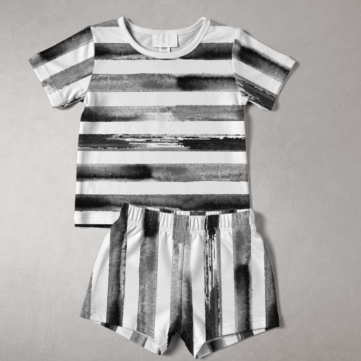 Watercolour stripe BLKWHT vertical